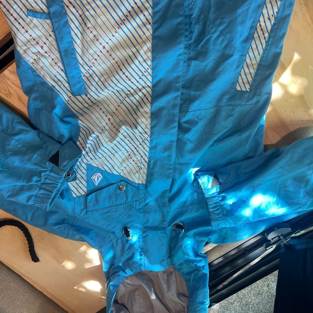 Volcom Blue and White snow and ski jacket